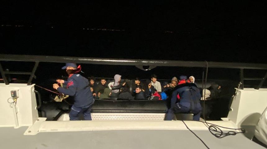 İzmir açıklarında 22 düzensiz göçmen yakalandı