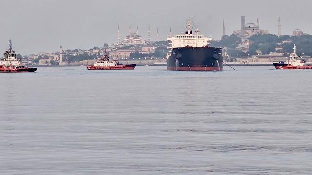 SON DAKİKA | Haydarpaşa açıklarında yük gemisi karaya oturdu, boğaz trafiği askıya alındı