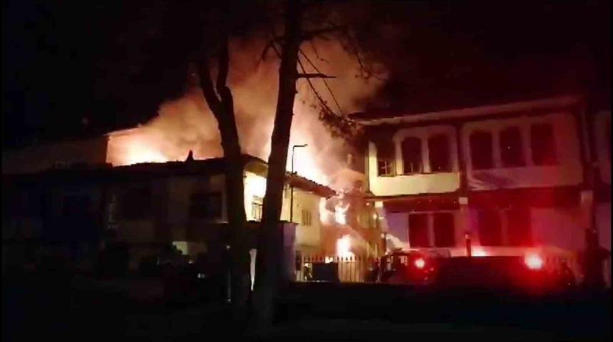 Amasya’da 100 yıllık tarihi konak alevlere teslim oldu: Yangın 4 binaya da sıçradı