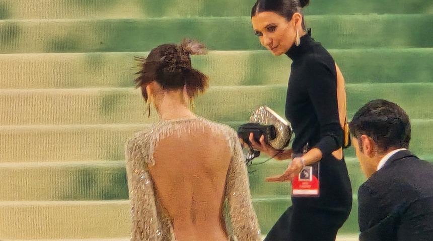 MET Gala 2024'ü salladı! Emily Ratajkowski yine kırmızı halıya damga vurdu