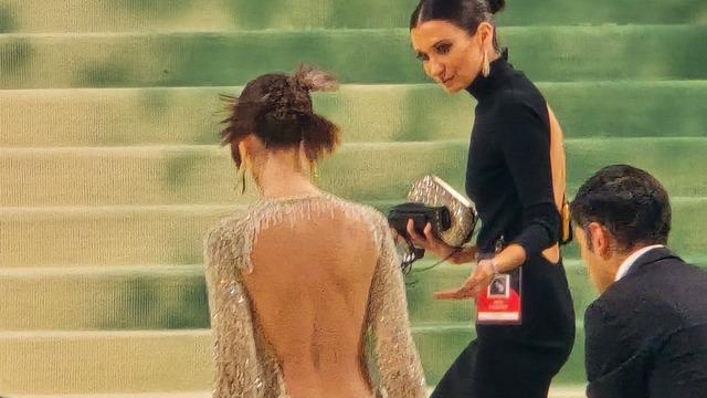 MET Gala 2024'ü salladı! Emily Ratajkowski yine kırmızı halıya damga vurdu