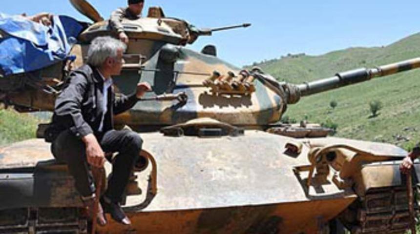 BDP'liler askere kalkan oldu