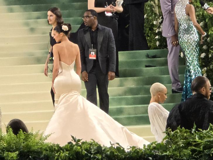 "Zamanın Bahçesi" temasıyla Met Gala 2024... İşte kırmızı halıda dikkat çekenler: Kim Kardashian'ın kıvrımlarından Jennifer Lopez'ın iddialı seçimine...  G2