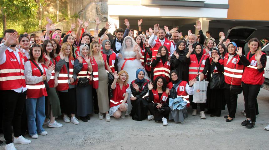 Deprem yüzünden hayalleri ertelenen genç çift, Zonguldak'ta dünyaevine girdi