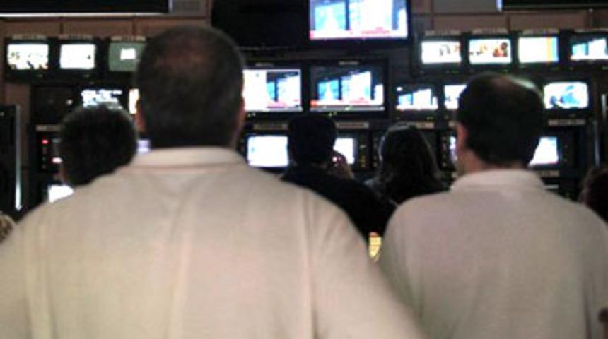 Yunan muhalefetinden tv kapanmasına protesto