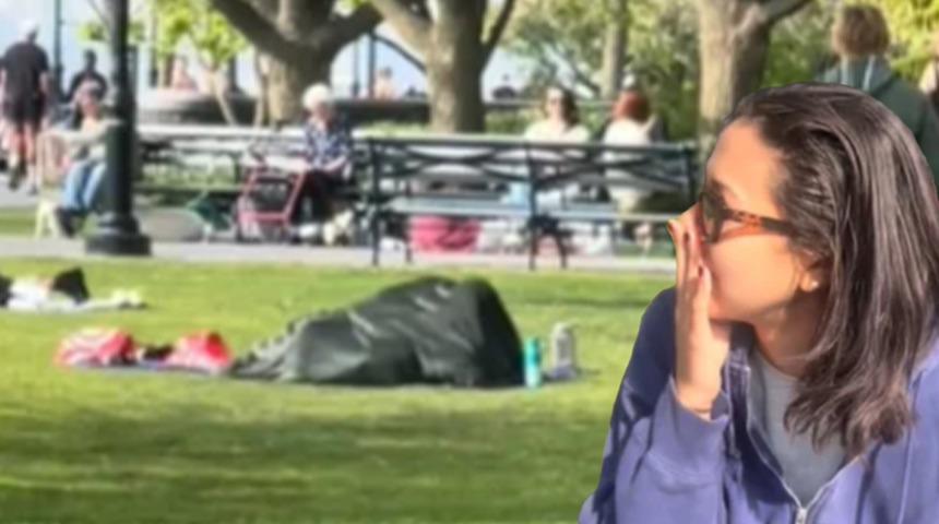 Parkın ortasında skandal görüntüler! Battaniyenin altına giren çift kimseye aldırış etmeden uygunsuz hareketler yaptı... Bir gören bir daha baktı