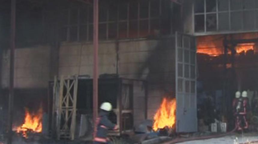 &Uuml;mraniye'de fabrika yangını