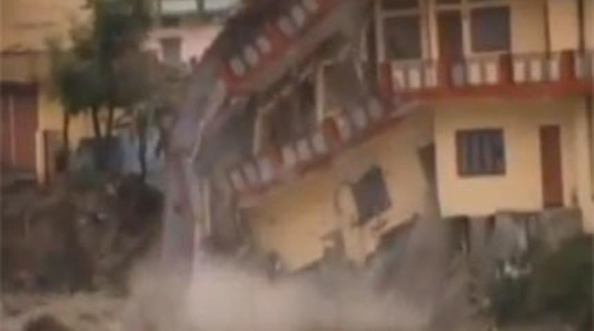 Sel &uuml;&ccedil; katlı binayı yıktı