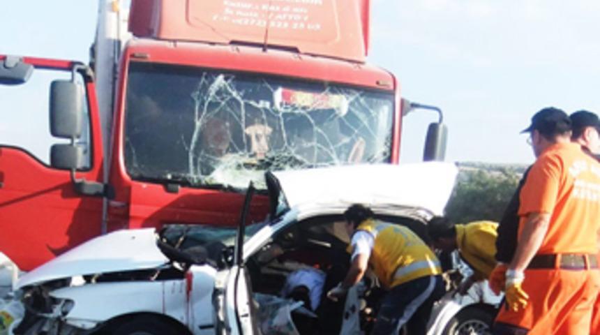 K&uuml;tahya'da araba ile kamyon &ccedil;arpıştı: 5 &ouml;l&uuml;