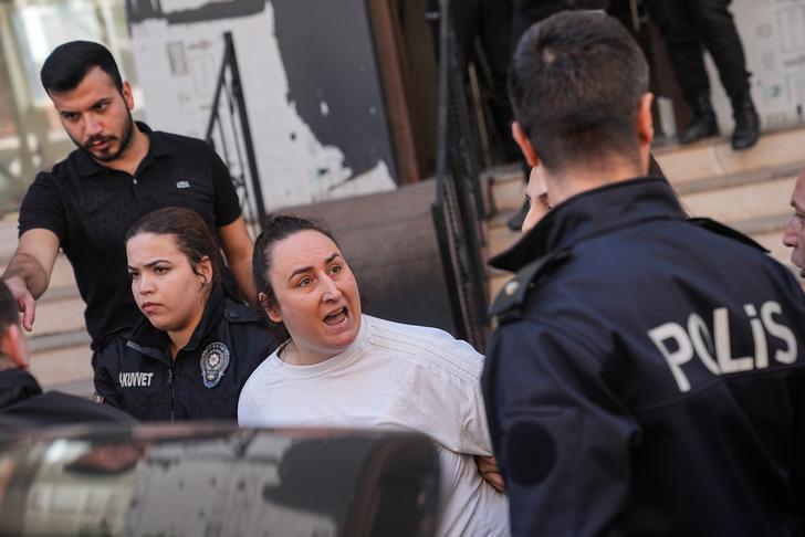 Şişli'de ortalık karıştı! Çatıya çıkıp apartmanı ateşe verdi... Gözaltılar var G5