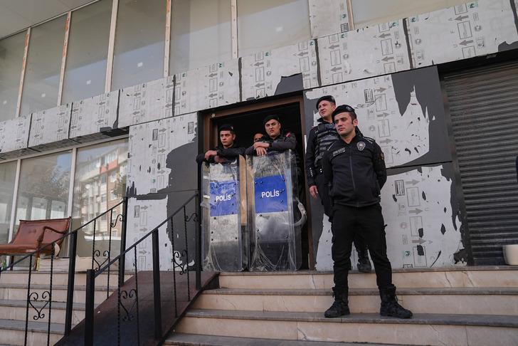 Şişli'de ortalık karıştı! Çatıya çıkıp apartmanı ateşe verdi... Gözaltılar var G2