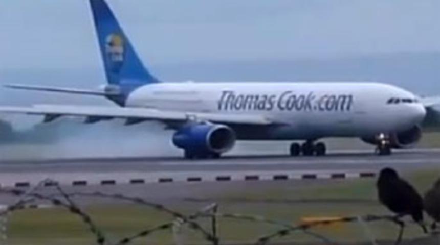 Yolcu uçağının motoru patladı!