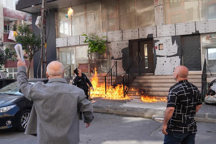 Şişli'de ortalık karıştı! Çatıya çıkıp apartmanı ateşe verdi... Gözaltılar var G4