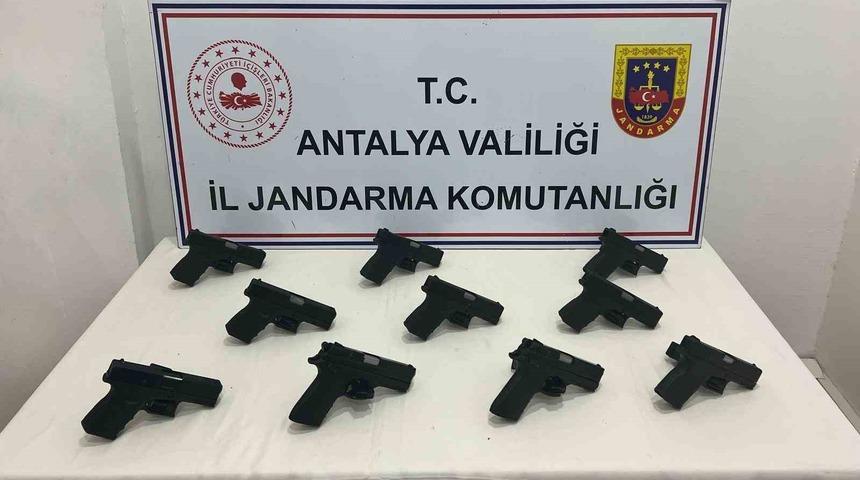 Antalya’ya il dışından ruhsatsız tabanca sokan 1 kişi tutuklandı