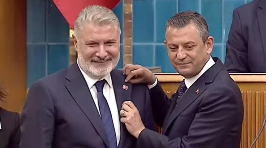 SON DAKİKA | İYİ Parti'den istifa eden Bahadır Erdem CHP'ye katıldı! Rozetini Özel taktı