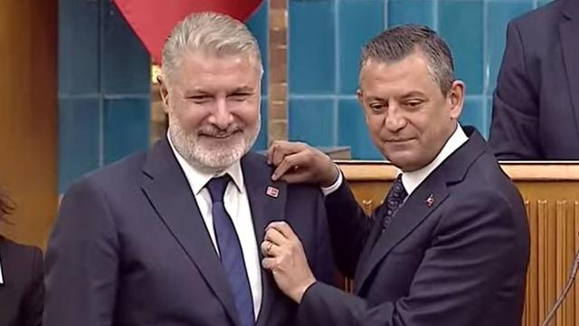 SON DAKİKA | İYİ Parti'den istifa eden Bahadır Erdem CHP'ye katıldı! Rozetini Özel taktı