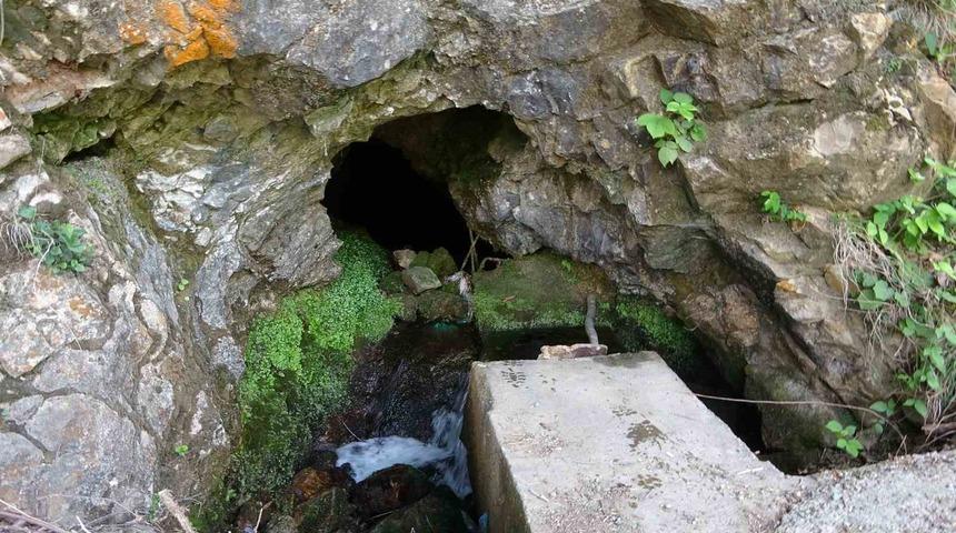 Kayalardan çıkan su yöreye hayat verirken ziyaretçilerinde ilgi odağı