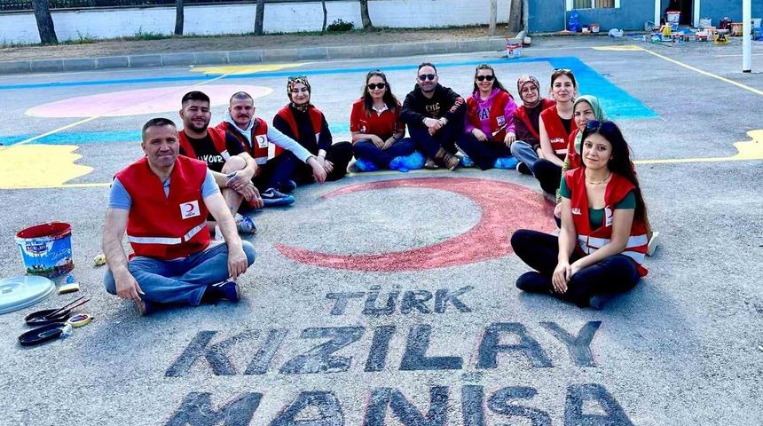 Kızılay Gönüllüleri okul bahçesini renklendirdi