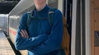 Evsiz gecin bulduğu yöntem şaşkına çevirdi! Sınırsız bir yıllık bilet karşılığında 7/24 tren yolcusu oldu