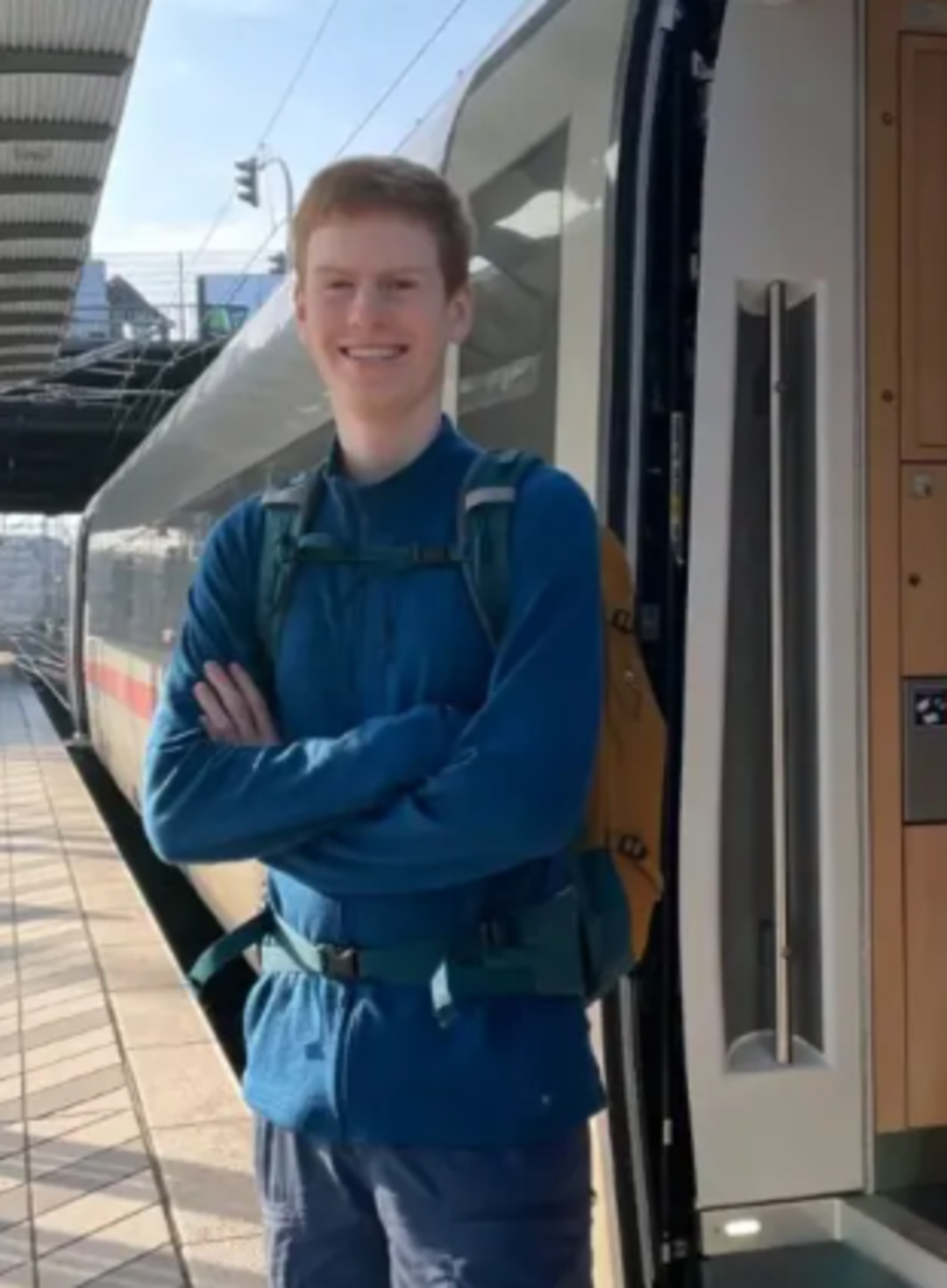 Evsiz gecin bulduğu y&ouml;ntem şaşkına &ccedil;evirdi! Sınırsız bir yıllık bilet karşılığında 7/24 tren yolcusu oldu