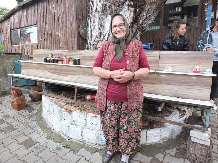 Önce yol kenarında ekmek satarak başladı sonra kendi işinin patronu oldu! 71 yaşındaki kadın 22 yıldır hizmet veriyor