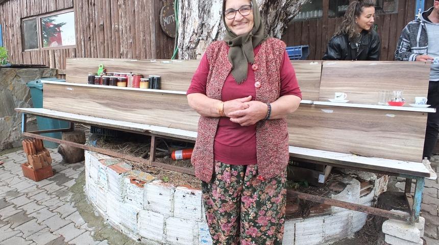 &Ouml;nce yol kenarında ekmek satarak başladı sonra kendi işinin patronu oldu! 71 yaşındaki kadın 22 yıldır hizmet veriyor