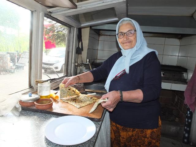 Önce yol kenarında ekmek satarak başladı sonra kendi işinin patronu oldu! 71 yaşındaki kadın 22 yıldır hizmet veriyor 640xauto