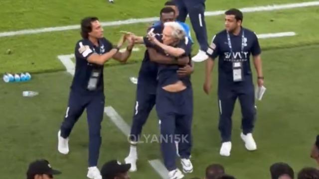 Fenerbahçe'nin eski teknik direktörü Jorge Jesus çılgına döndü! Rakip takım kulübesine saldırdı