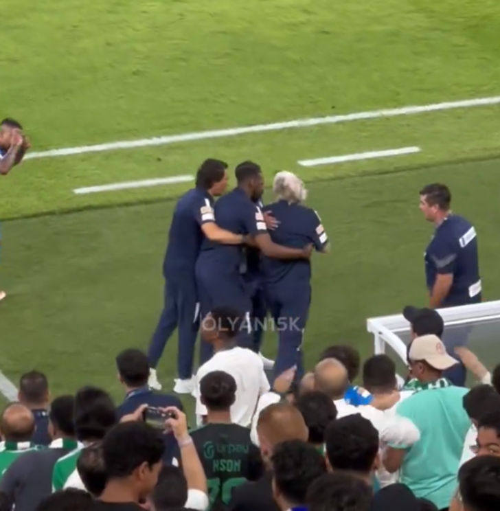 Fenerbahçe'nin eski teknik direktörü Jorge Jesus çılgına döndü! Rakip takım kulübesine saldırdı G5