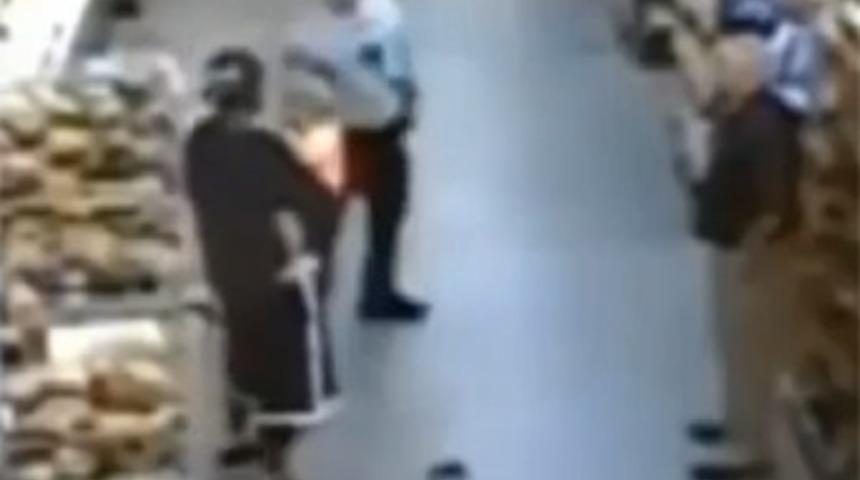 2 yaşında &ccedil;ocuğu rehin aldı, dehşet sa&ccedil;tı