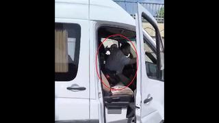 Yol ortasında birbirlerine girdiler! Minibüs şoförlerinin kavgası kamerada