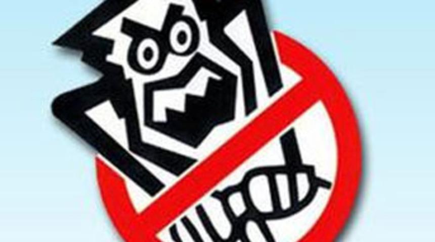 Otomobil otobüsün altına girdi: 4 ölü