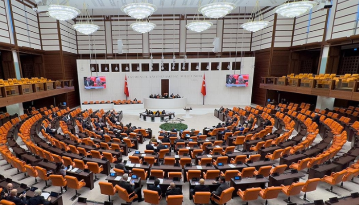 TBMM Genel Kurulu'nda AK Parti ve CHP milletvekilleri arasında 'Deniz Gezmiş' tartışması! Oturuma ara verildi