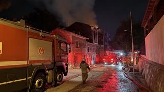 İzmir'de tarihi binada çıkan yangın kontrol altına alındı