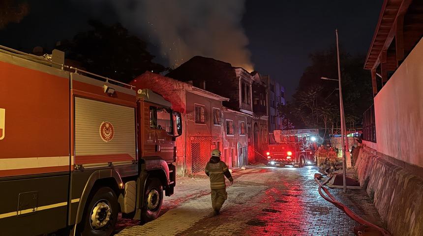 İzmir'de tarihi binada çıkan yangın kontrol altına alındı