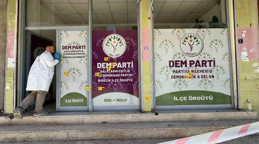 SON DAKİKA | DEM Parti bürosuna silahlı saldırı! 14 mermi isabet etti