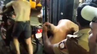 Sarhoş adam ortalığı birbirine kattı! Önce üstünü başını yırttı sonrasında yoldan geçen motosiklet sürücüsünü ısırmaya çalıştı