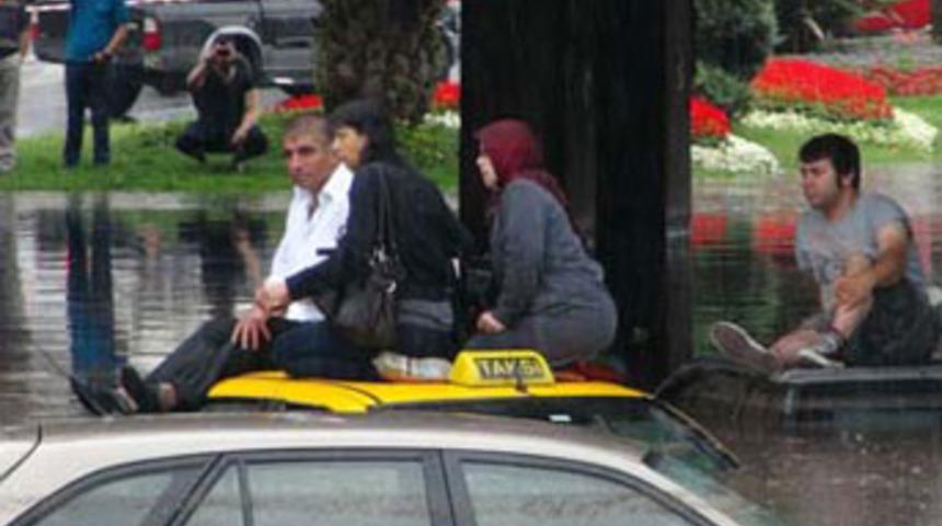 Unkapanı'nda ara&ccedil;lar su altında kaldı