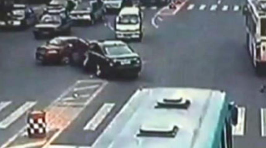 Baba-oğul trafikte 'birbirlerine' girdiler!