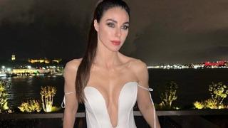 Kırmızıya bürünen Defne Samyeli'nin sahne tarzı olay oldu! Mücevherlerinin fiyatı dudak uçuklattı