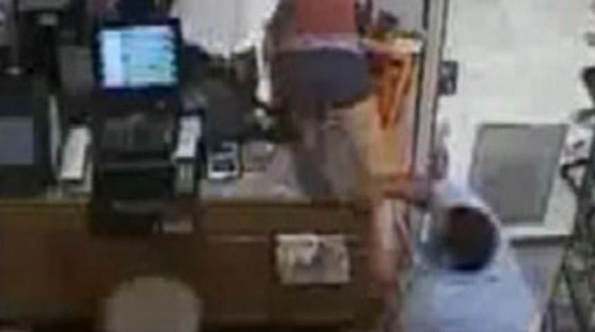 Görevli kadın hırsızı elinden böyle kaçırdı
