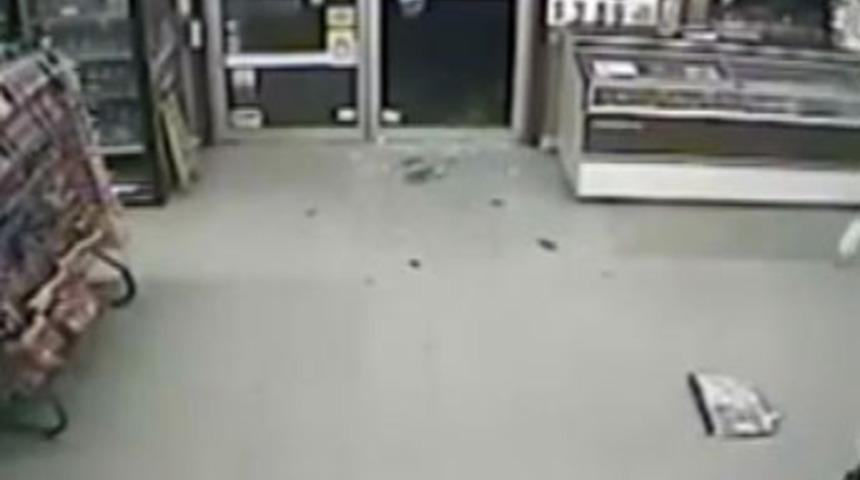 Hırsız ıslak zemin kurbanı oldu