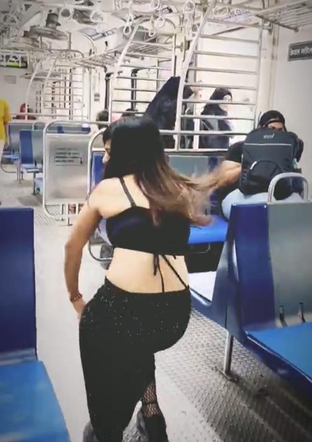 Metroda bir anda ayağa kalkıp dans etmeye başladı! Diğer yolcular şaşkınlık dolu bakışlarla performansını izledi 640xauto