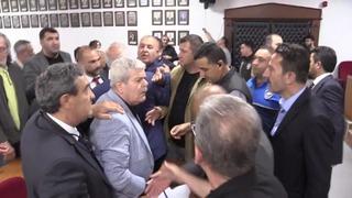 Belediye meclisinde gerginlik! Tansiyon bir anda yükseldi, canlı yayını kestiler