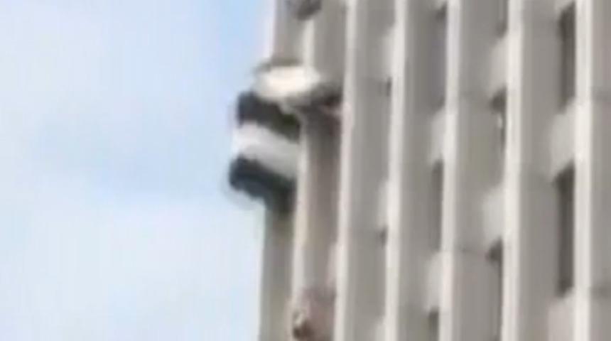 Binaya asılı kaldı