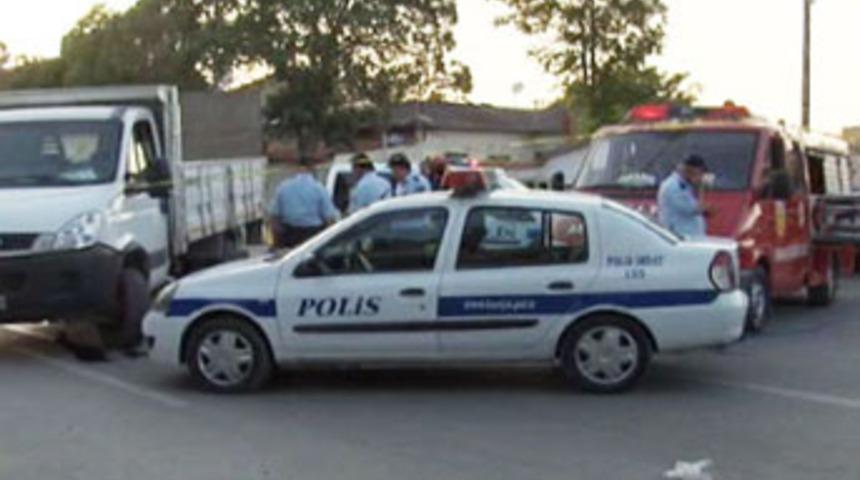 Motosiklet kamyonun altına girdi!