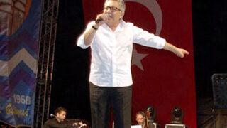 Zülfü Livaneli saldırıya uğradı