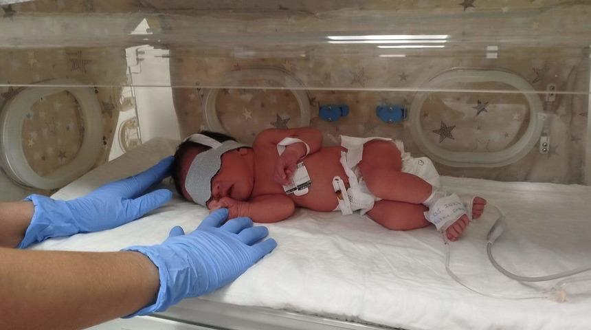 Bunun adı vicdansızlık! 2 günlük bebeği dağ yoluna terk ettiler, üstüne bir de jandarmayı arayıp...