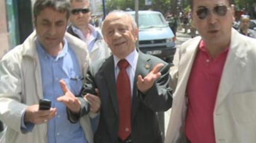 Hikmet Sami T&uuml;rk'e taşlı sopalı saldırı