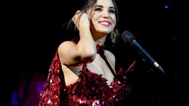 Ünlü şarkıcı Karsu evleniyor! Düğününe Kraliçeyi de çağırdı